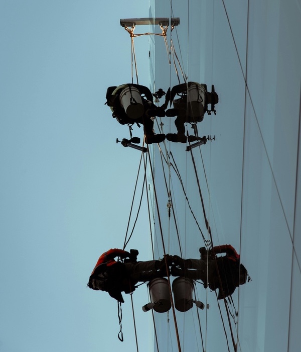 Limpieza en Altura en Barcelona: Servicios Profesionales para Edificios y Grandes Superficies